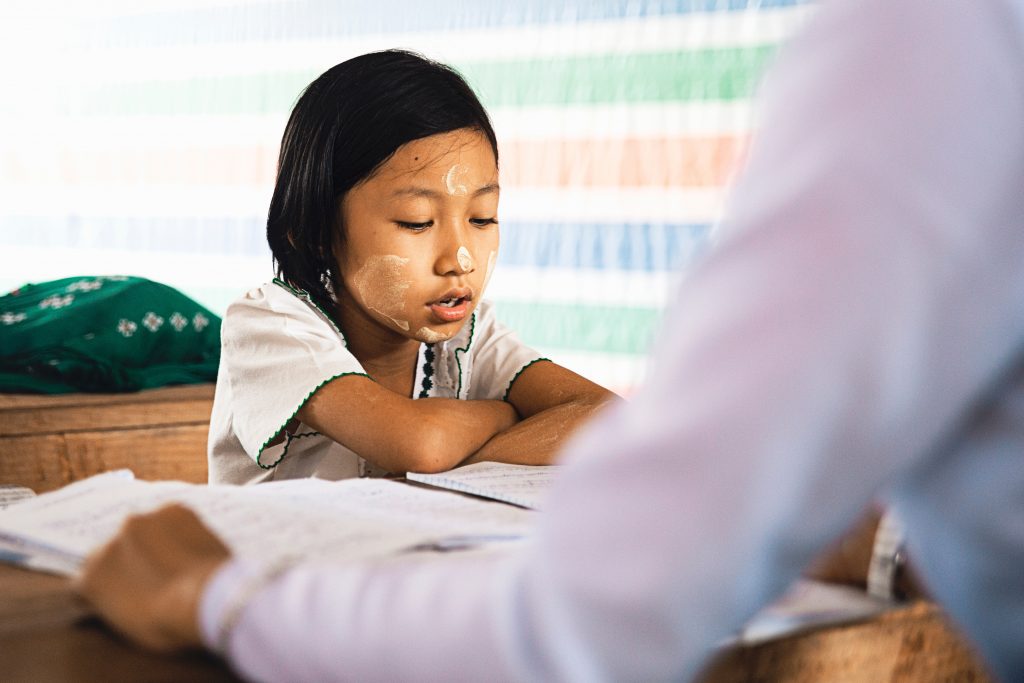 Niña estudiando