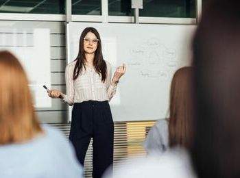 AUCAL Bussines School Alumnos INISEG defienden su TFM en sede de Madrid